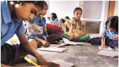 ഉര്ദു കവിത ചൊല്ലാന് വിദ്യാര്ത്ഥികളോട് ആവശ്യപ്പെട്ട ഹെഡ്മാസ്റ്ററെ സസ്പെന്ഡ് ചെയ്തു