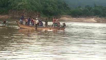 గోదావరిలో మునిగిన పడవ: సురక్షితంగా బయటపడ్డ కార్మికులు