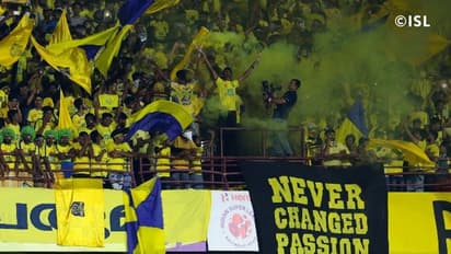 എവിടെയാണ് ഏറ്റവും കൂടുതല് ആവേശമുണ്ടാക്കുന്ന ഫുട്ബോള് ആരാധകരുള്ളത്..? അത് കേരളത്തിലെന്ന്, ഛേത്രിയുടെ മറുപടി