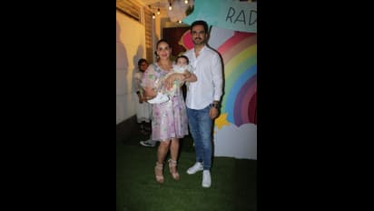 খুদে তারকার জন্মদিনে বিশেষ পার্টি, নিমন্ত্রণ রক্ষায় তৈমুর-ইনায়া