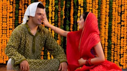 ভাইয়ের মঙ্গলকামনার এই বিশেষ নিয়ম মেনে ভাইফোঁটা পালন করুন, জেনে নিন কী কী