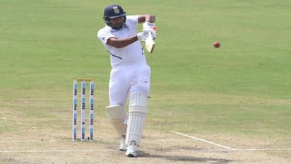 రివ్యూ కోరిన రోహిత్ శర్మ... అంచనా తప్పిడంతో..