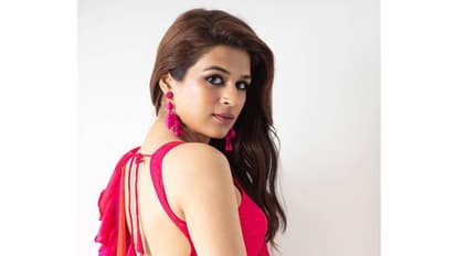 పింక్ శారీలో శ్రద్ధా దాస్ అందాలు.. హీట్ పెంచేసిన బ్యూటీ!