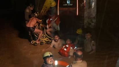 ಭಾರೀ ಮಳೆ: ಹಾವೇರಿ ಬಳಿ ನೀರಿನಲ್ಲಿ ಮುಳುಗಿದ ಖಾಸಗಿ ಬಸ್