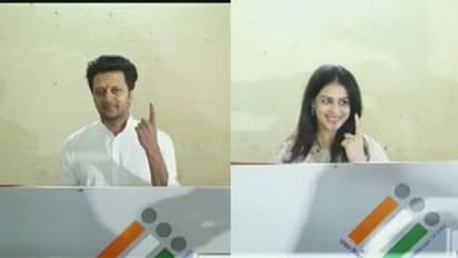 మహారాష్ట్ర అసెంబ్లీ ఎన్నికలు.. ఓటేసిన రితేష్ దేశ్ ముఖ్, జెనిలియా!