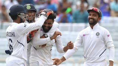 രവീന്ദ്ര ജഡേജയുടെ കൈയില്പ്പെട്ടാല് തീര്ന്നു; സംഭവിച്ചത് എന്തെന്ന് കാണുക