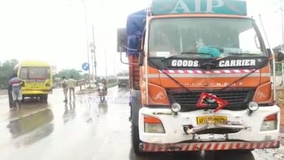 আচমকা দাঁড়িয়ে গেল লরি, বেহুশ চালকের নেই সাড়াশব্দ, আতঙ্ক ছড়ালো রায়গঞ্জে