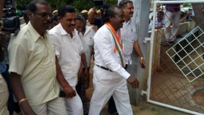 காங்கிரஸ் எம்.பி வசந்தகுமார் மீது வழக்குப்பதிவு..! நான் என் வீட்டிற்கு போறேன் உங்களுக்கு என்ன பிரச்சனை..? நடந்தது என்ன..?