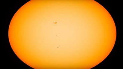 ಸೂರ್ಯನ ಸುತ್ತುವ ಬುಧ ನೋಡಿ: ಹಿಂಗಿದೆ ದೈತ್ಯನ ಮುಂದೆ ಕುಬ್ಜನ ಮೋಡಿ!