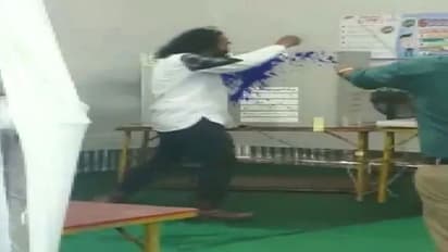 'ബാലറ്റ് പേപ്പര് കൊണ്ടുവരൂ'; ഇവിഎം മെഷീന് നേരെ മഷിയെറിഞ്ഞ് ബിഎസ്പി പ്രവർത്തകന്റെ പ്രതിഷേധം