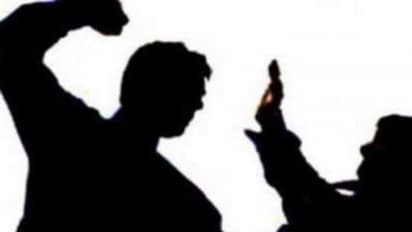 పాతబస్తీలో గంజాయి మత్తులో యువకుడి వీరంగం.. పట్టుకుని చితకబాదిన స్థానికులు..