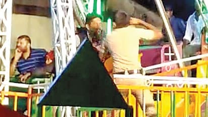 ಜಾತ್ರೆಯಲ್ಲಿ ಪೊಲೀಸ್ -ಯುವಕನ ನಡುವೆ ಬಡಿದಾಟ : ವಿಡಿಯೋ ವೈರಲ್!