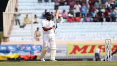 রান ৫২৯, গড় ১৩২, ২টি সেঞ্চুরি একটি ডাবল সেঞ্চুরি, সিরিজ সেরা ‘ওপেনার’ রোহিত