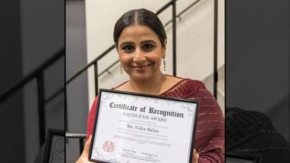 Vidya Balan all smiles after bagging Youth Icon Award