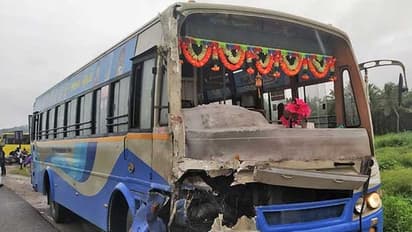 இரு பேருந்துகள் நேருக்கு நேர் பயங்கர மோதல்..! 15 க்கும் மேற்பட்டோர் படுகாயம்..!