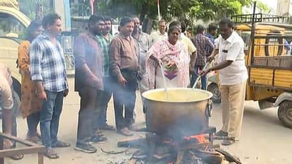 RTC Strike 18th day: జేబీఎస్ వద్ద వంటా-వార్పుతో నిరసన, రాష్ట్ర వ్యాప్తంగా ఉద్రిక్తత