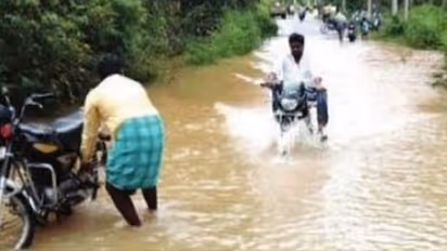 ತುಮಕೂರು: ಭಾರೀ ಮಳೆಗೆ ಮನೆ ಹಾನಿ, ರಸ್ತೆ ಮೇಲೆ ನಾಲ್ಕಡಿ ನೀರು