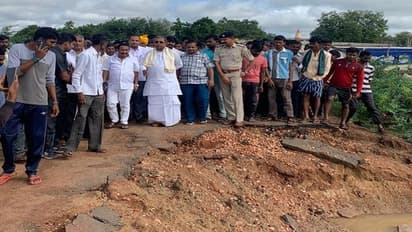 ಬಾದಾಮಿಯಲ್ಲಿ ಅಧಿಕಾರಿಗಳ ವಿರುದ್ಧ ಗರಂ ಆದ ಸಿದ್ದರಾಮಯ್ಯ