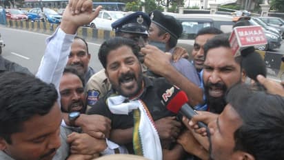 భోజనం పెట్టేందుకు వెళ్తున్నా... నన్ను ఆపమని చెప్పిందెవడు: పోలీసులతో రేవంత్ వాగ్వాదం