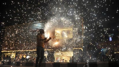 தீபாவளியன்று பட்டாசு வெடிக்கும் நேரத்தை அறிவித்த தமிழக அரசு... மீறினால் கடும் நடவடிக்கை..!