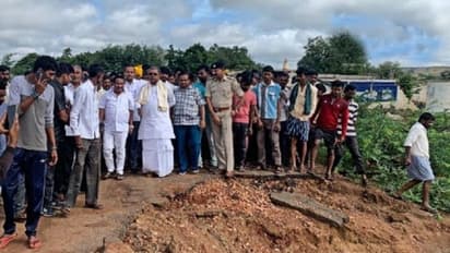 ভোট দিয়েছি ঘর কই, বন্যা পরিস্থিতি দেখতে গিয়ে জলে পড়লেন কংগ্রেস নেতাই, দেখুন ভিডিও