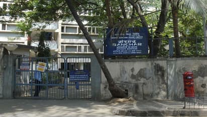 বেতনহীন কর্মীরা, ক্ষতি ছাড়িয়েছ ১৪০০০ কোটি, কতটা রুগ্ন এখন বিএসএনএল-এমটিএনএল