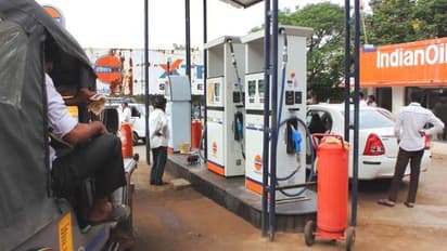 విదేశీ సంస్థల చేతికి ‘పెట్రోల్ పంపులు’....