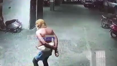 ప్రియుడి ఇంటి ముందు ధర్నా చేసిన ప్రియురాలు.. ఆమె చెడ్డీ గ్యాంగ్ లో సభ్యురాలు..