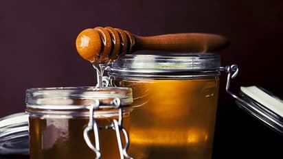 মধুর উপকার তো জানেন, রোগ নিরাময়ে ব্যবহার করুন নিয়ম মেনে