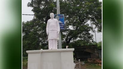 রায়গঞ্জে প্রিয়রঞ্জনের মূর্তি বসালেন তৃণমূল কাউন্সিলর, রাজনৈতিক সৌহার্দ্য না রাজনীতির খেলা, প্রশ্ন কংগ্রেসের