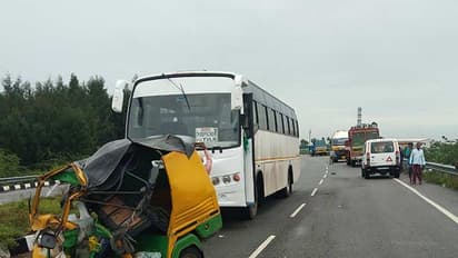 தனியார் பேருந்து-ஆட்டோ நேருக்கு நேர் பயங்கர மோதல்..! வயல் வேலைக்கு சென்ற 3 பேர் பரிதாபமாக உயிரிழப்பு..!