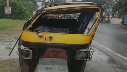 চলন্ত অটোর উপর ভেঙে পড়ল বিদ্যুতের খুঁটি, আহত ৬