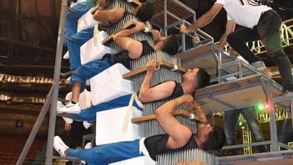 ஆணிப்படுக்கை..! ஒருவர் மேல் ஒருவர்..! பார்ப்பவர்களை பிரம்மிப்பில் ஆழ்த்தும் கின்னஸ் சாதனை..!