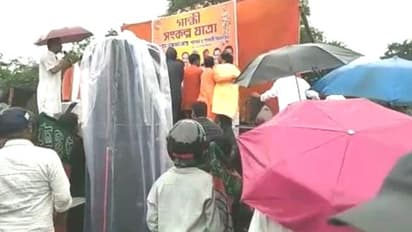 গান্ধীর অহিংস যাত্রায় বিজেপিতে হিংসা, সাংসদের সামনে হাতাহাতি দুই জেলা নেতার