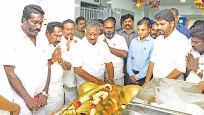 பசும்பொன் முத்துராமலிங்கத் தேவர் கவசம் … வங்கியில் இருந்து எடுத்து விழாக்குழுவிடம் ஒப்படைத்தார் ஓபிஎஸ் !!