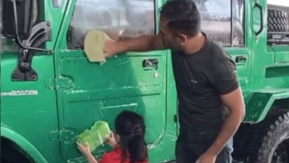 పెద్ద పనికి చిన్న సాయం...కూతురితో కలిసి కారు క్లీన్ చేసిన ధోనీ