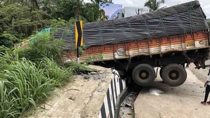 അപകടക്കെണിയായി വട്ടപ്പാറ വളവ്; ആഴ്ചകൾക്കിടെ നാലാമത്തെ അപകടം