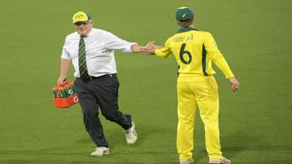 ক্রিকেটারদের জল খাওয়াতে, বোতল হাতে মাঠে নামলেন প্রধানমন্ত্রী, ছবি ভাইরাল