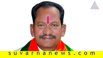 ಔರಾದ್: ಲಂಚ ಪಡೆಯುತ್ತಿದ್ದ ವೈದ್ಯಾಧಿಕಾರಿ ಮೇಲೆ ಹರಿಹಾಯ್ದ ಸಚಿವ ಚೌವ್ಹಾಣ್