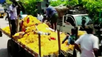 ദേശീയ ജേതാവായിരുന്ന കാള ചത്തു; വികാരഭരിതമായ സംസ്കാരം നടത്തി കര്‍ഷകന്‍