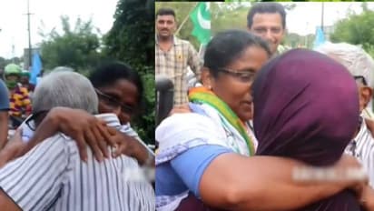 വഴിയരികില്‍ കാത്തുനിന്ന് അച്ഛനും അമ്മയും; വാഹനത്തിൽ നിന്ന് ചാടിയിറങ്ങി കെട്ടിപ്പുണർന്ന് ഷാനിമോൾ