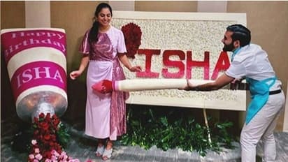 টিউব থেকে বের হচ্ছে ফুল, পাশে ইশা, সোশ্যাল মিডিয়ায় ভাইরাল আম্বানি কন্যার ছবি