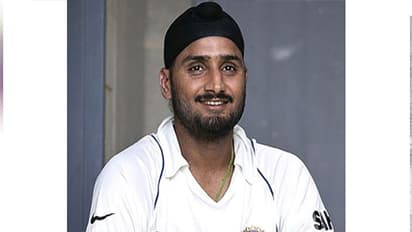 మరో మారు బజ్జి పై ట్రోలింగ్: ఈ సారి కోహ్లీ,యువీల వంతు!