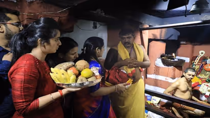 ಹಾಸನಾಂಬಾ ದೇವಿ ದರ್ಶನ ಪಡೆದ ಡಿಕೆಶಿ ಪತ್ನಿ-ಮಗಳು