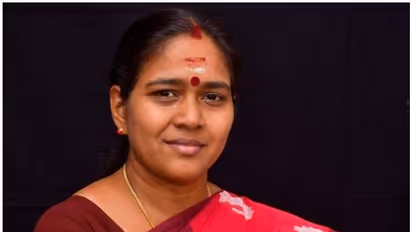 ശോഭ സുരേന്ദ്രന്റെ വീടിന് മുന്നിൽ സ്ഫോടക വസ്തു പൊട്ടിത്തെറിച്ചു, ബൈക്കിലെത്തി ആക്രമണം