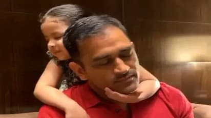 ధోనీకి చిన్ని చేతులతో మసాజ్ చేసిన జీవా.. వీడియో వైరల్