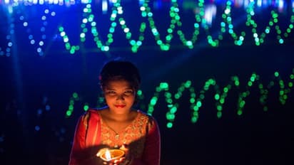 আমেরিকা থেকে পাকিস্তান দীপাবলিতে মাতোয়ারা বিশ্ব, দেখুন সেই ছবি