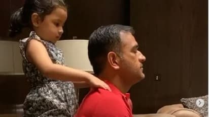 ಕಾರು ತೊಳೆದು ಸುಸ್ತಾದ ಧೋನಿಗೆ ಪುತ್ರಿ ಝಿವಾ ಮಸಾಜ್!