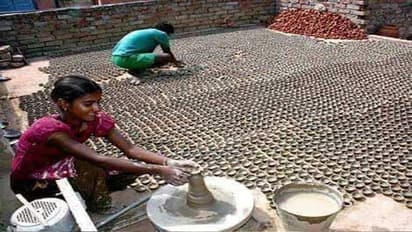 चीनी लाइट की चमक से अंधेरे में दिए बनाने वालों की दिवाली