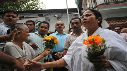 কেমন হল মুখ্যমন্ত্রীর বাড়ির ঠাকুর, 'বাড়ির মায়ের' ছবি নিজেই পোস্ট করলেন মমতা